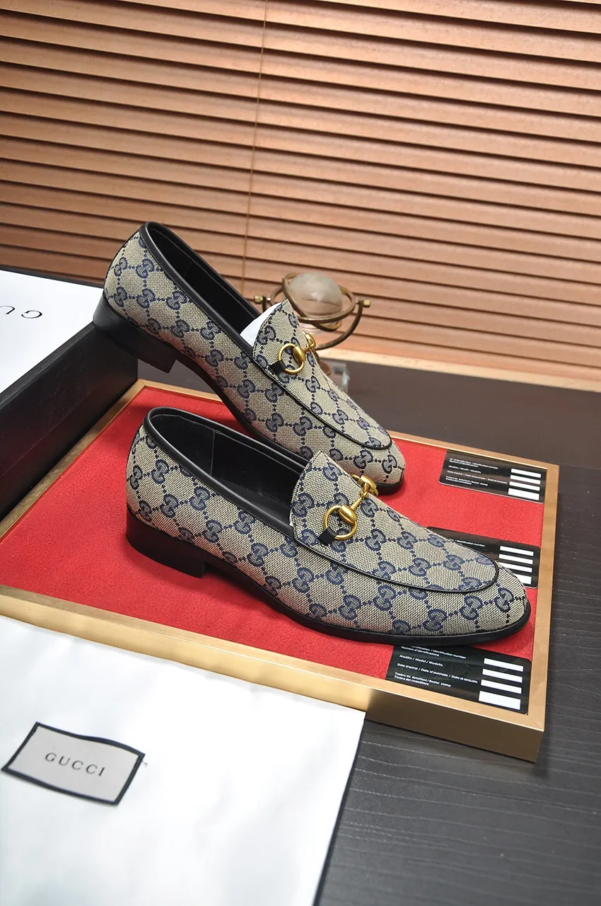 Men's shoes💰500💶Italy's top luxury men's shoe giant (GUCCI) (Gucci) (full cowhide lining) new arrival🍃Original European style🔰 Pleasant to the eye😍In order to make the shoes more durable and non-deformable🌀The production continues to follow traditional methods but there is still no lack of innovation💪Choose original sheepskin for the leather♻️ Smooth and natural And extra bright ⭐Made of imported cowhide, the first choice of rich people 38-45 (45 customized)